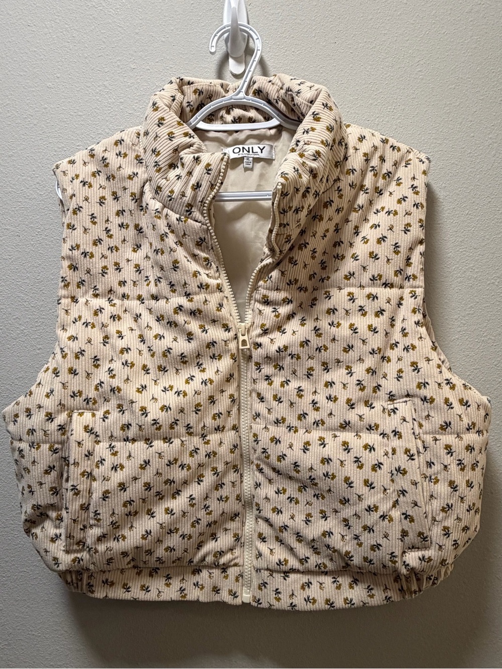 ONLY Floral Ditsy Print Corduroy Puffer Vest - Size XL Cream